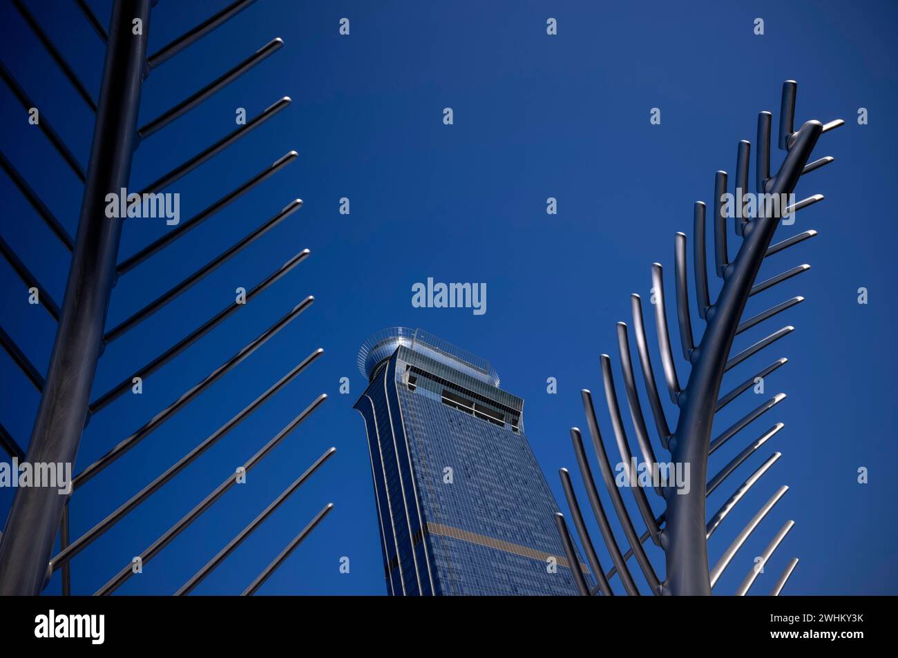 Künstliche Palmen aus Stahl, Hotel St. Regis the Palm mit Aussichtsplattform The View at the Palm, Palm Jumeirah, Dubai, Vereinigte Arabische Emirate Stockfoto