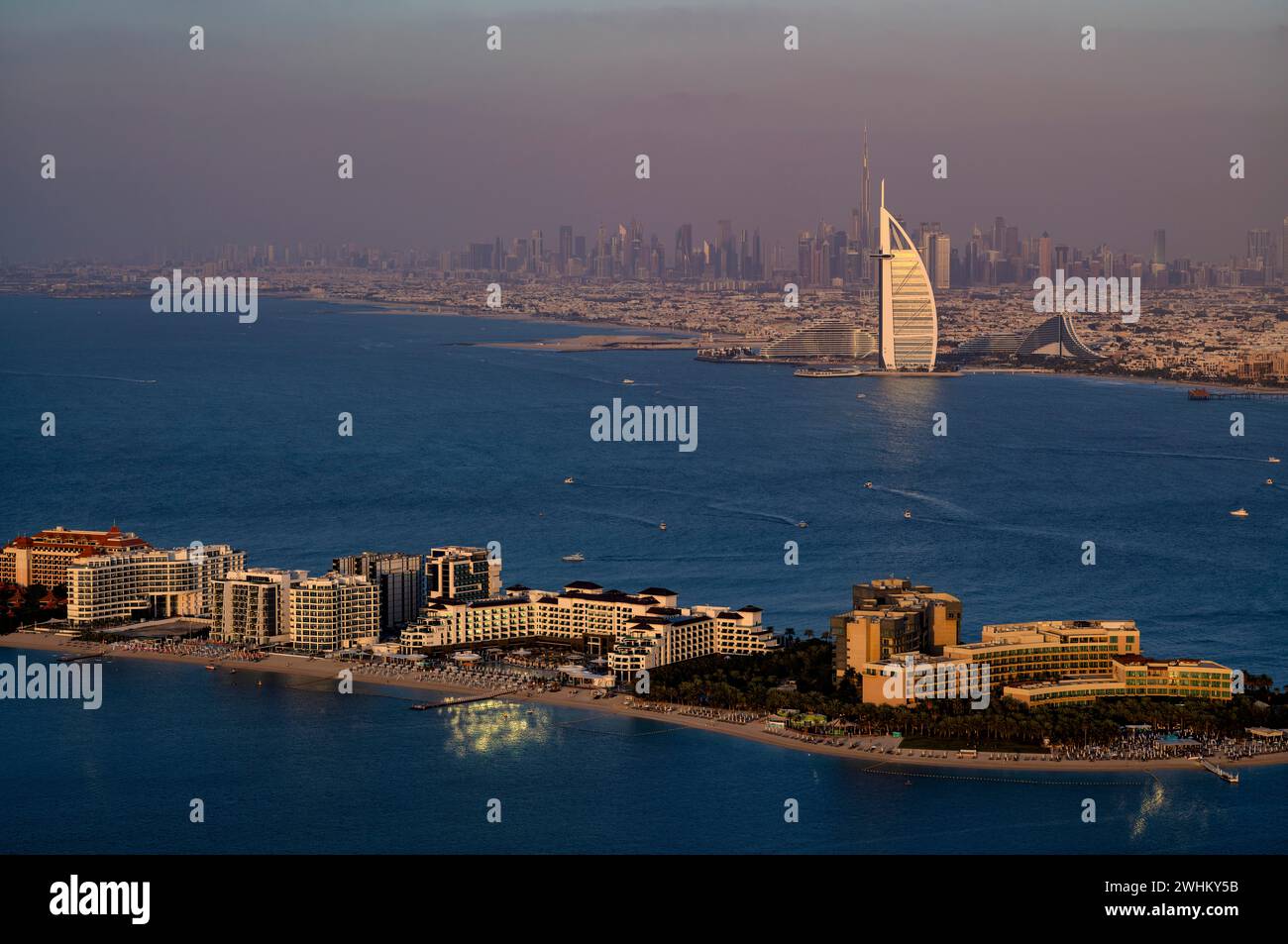 Blick von der Aussichtsplattform The View at the Palm, auf Hotel Burj al Arab, Burj Khalifa, Downtown, Palm Jumeirah, Abendlicht, Dubai, Vereinigte Arabische Emirate Stockfoto