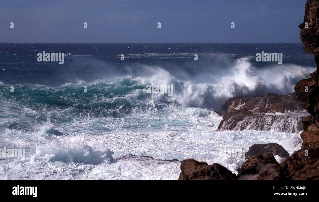 Wellen auf der Klippe Stockfoto