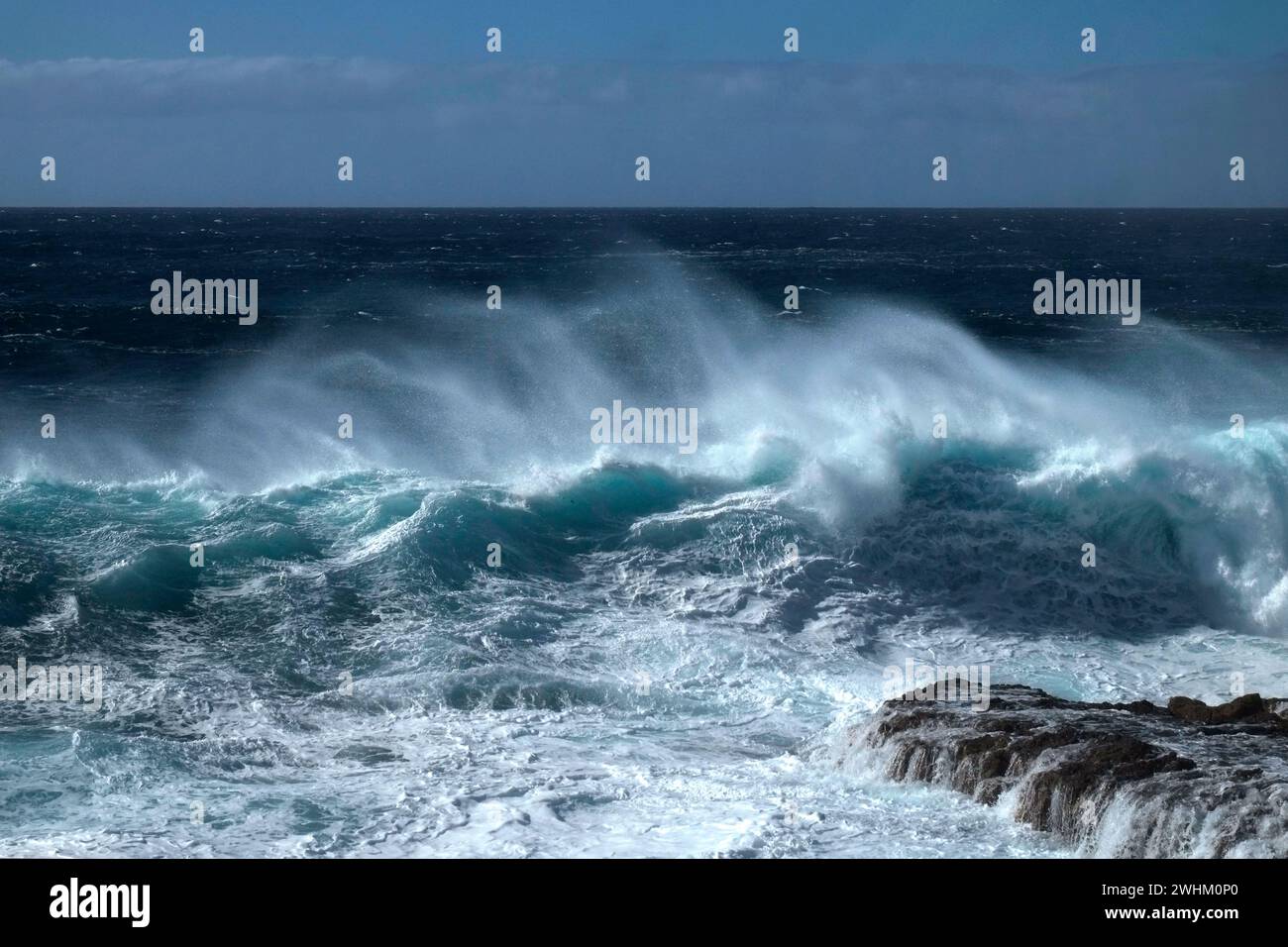 Wellen, Sturm verwüstete das Meer Stockfoto
