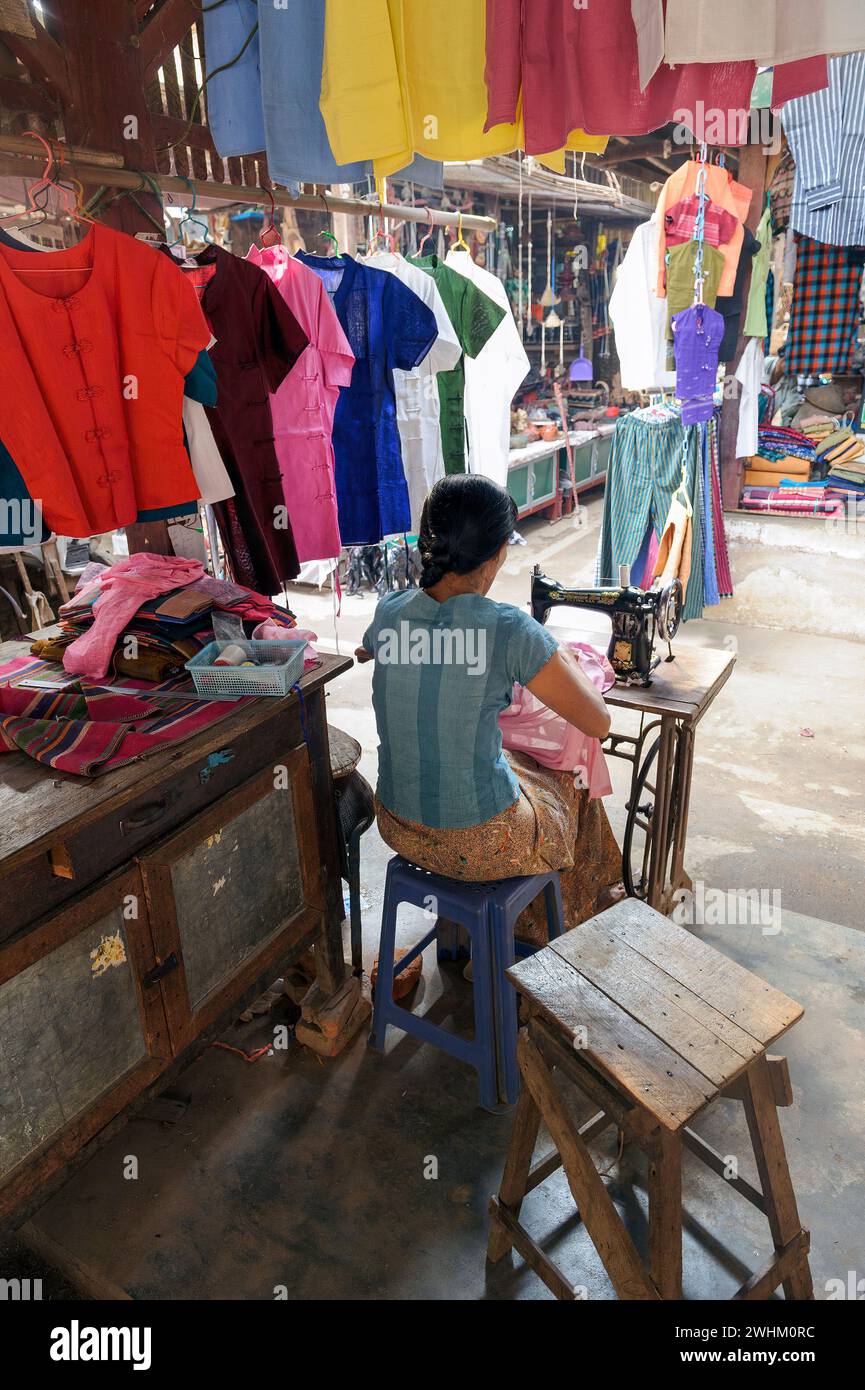 Schneiderin oder Schneiderin auf dem zentralen Markt von Nyaung U, Bagan Myanmar, Birma Stockfoto