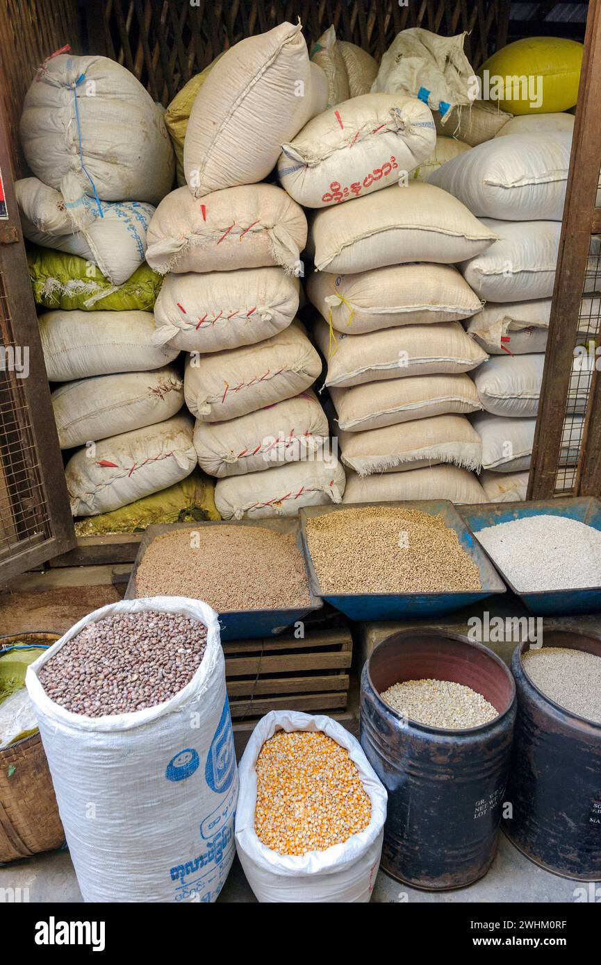 Verkauf von getrockneten Bohnen und Reis auf dem Hauptmarkt von Nyaung U, Myanmar Birma Stockfoto