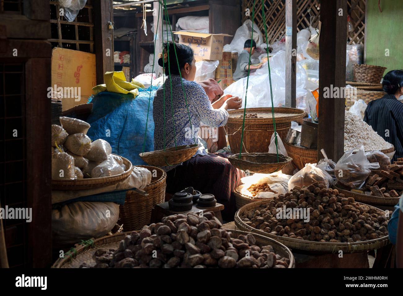 Verkäufer, der getrocknete Früchte auf dem Hauptmarkt (Nyaung Oo) in Bagan, Myanmar (Birma) verkauft Stockfoto