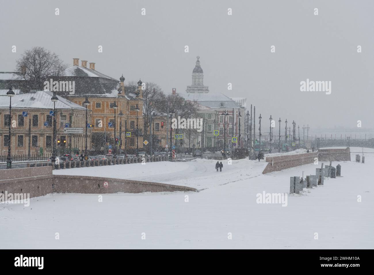 St. Petersburg, Russland. Februar 2024. An einem frostigen Tag spazieren die Menschen entlang des Universitätsgeländes vor der Kulisse des Kunstkameramuseums. (Foto: Andrei Bok/SOPA Images/SIPA USA) Credit: SIPA USA/Alamy Live News Stockfoto