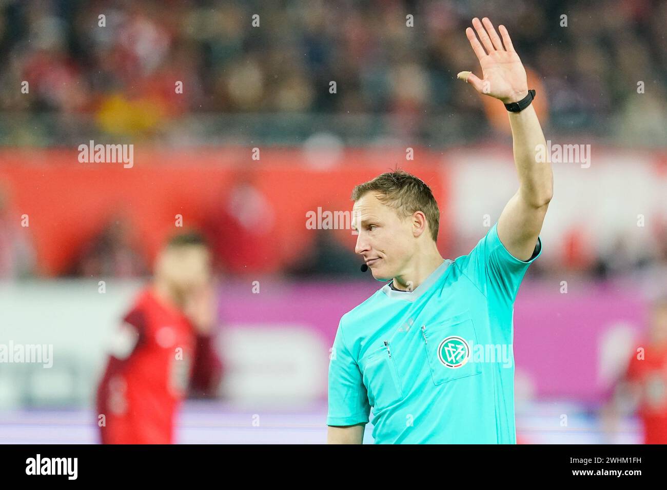Kaiserslautern, Deutschland. Februar 2024. Fußball: Bundesliga 2, 1. FC Kaiserslautern - SC Paderborn 07, 21. Spieltag, Fritz-Walter-Stadion. Schiedsrichter Martin Petersen hebt die Hand. Hinweis: Uwe Anspach/dpa – WICHTIGER HINWEIS: gemäß den Vorschriften der DFL Deutscher Fußball-Liga und des DFB Deutscher Fußball-Bundes ist es verboten, im Stadion und/oder des Spiels aufgenommene Fotografien in Form von sequenziellen Bildern und/oder videoähnlichen Fotoserien zu verwenden oder zu nutzen./dpa/Alamy Live News Stockfoto
