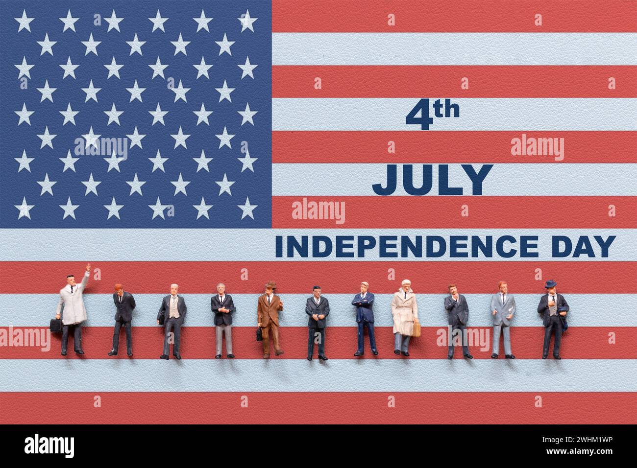 Eine Gruppe von Menschen feiert den 4. Juli mit der amerikanischen Flagge im Hintergrund. Stockfoto Eine Gruppe von Menschen feiert den 4. Juli mit der amerikanischen Flagge im Hintergrund. Stockfoto