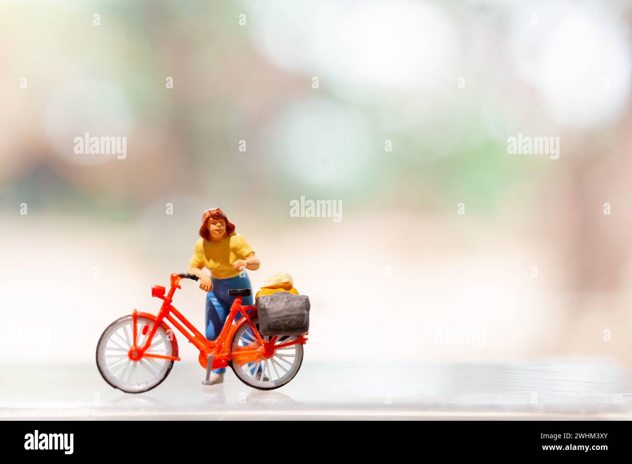 Miniaturradfahrer mit Fahrrad, World Bike Day Konzept Stockfoto