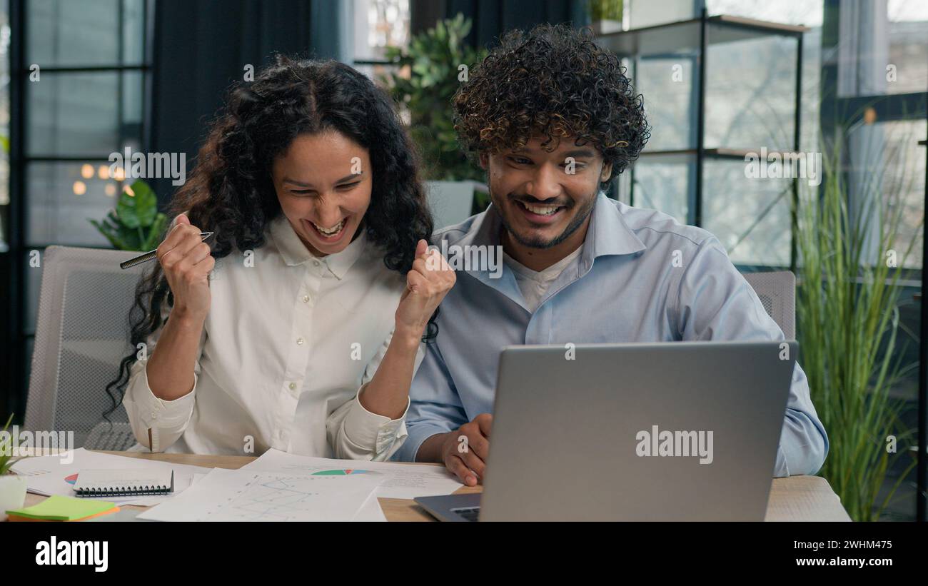 Multiethnische Geschäftspartner multiethnische Kollegen indischer Geschäftsmann und arabische Geschäftsfrau arbeiten zusammen Papierkram im Büro glückliches Team Stockfoto