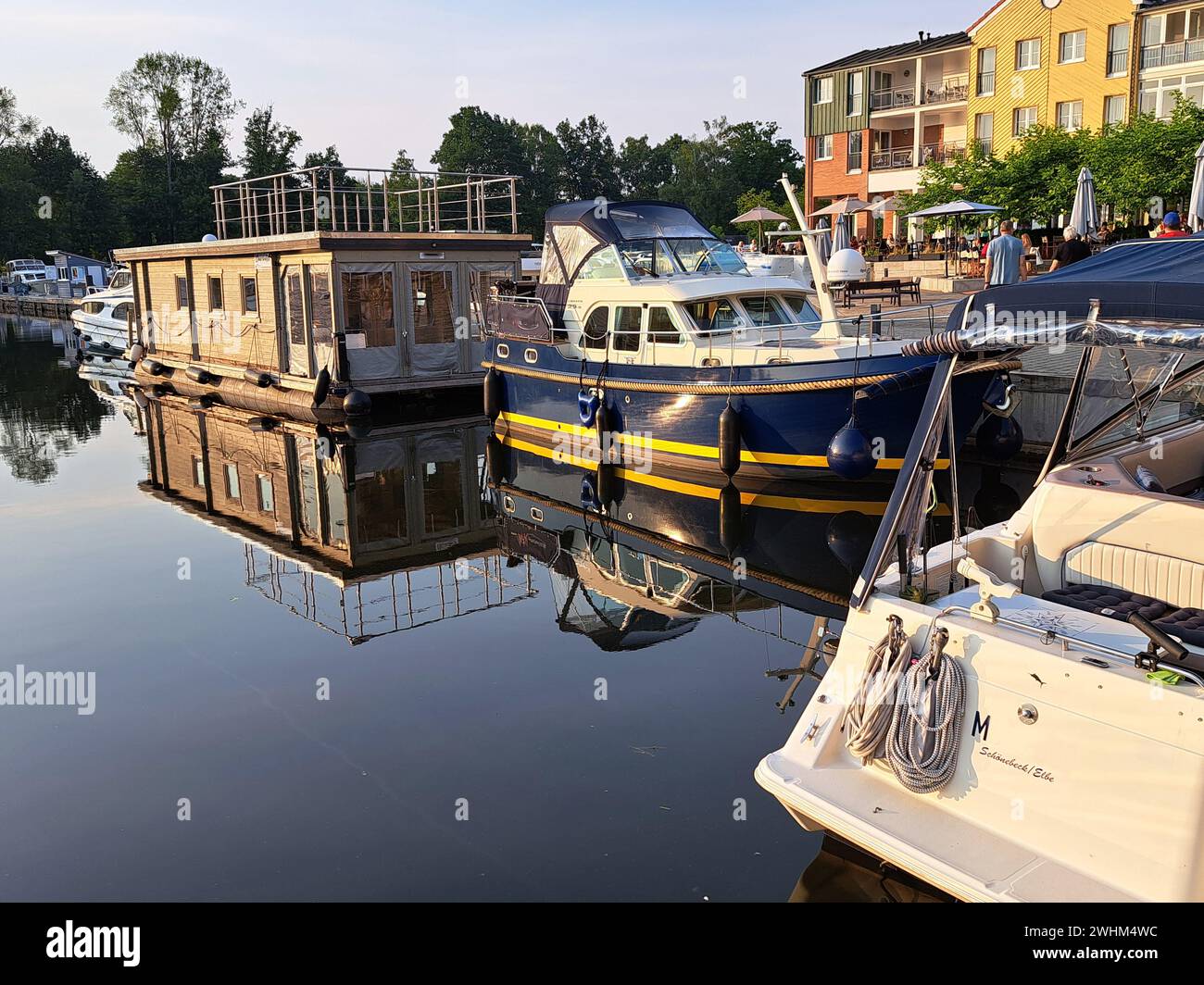 Charterboote und Ferienhäuser in der Marina Wolfsbruch Stockfoto