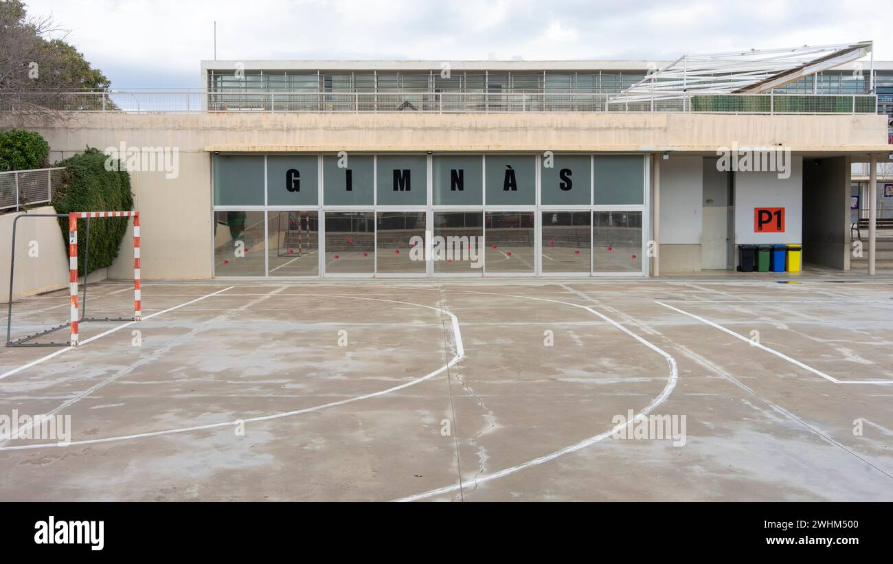 Sportplatz im Freien mit Markierungen vor einem Schulgymnasium Stockfoto