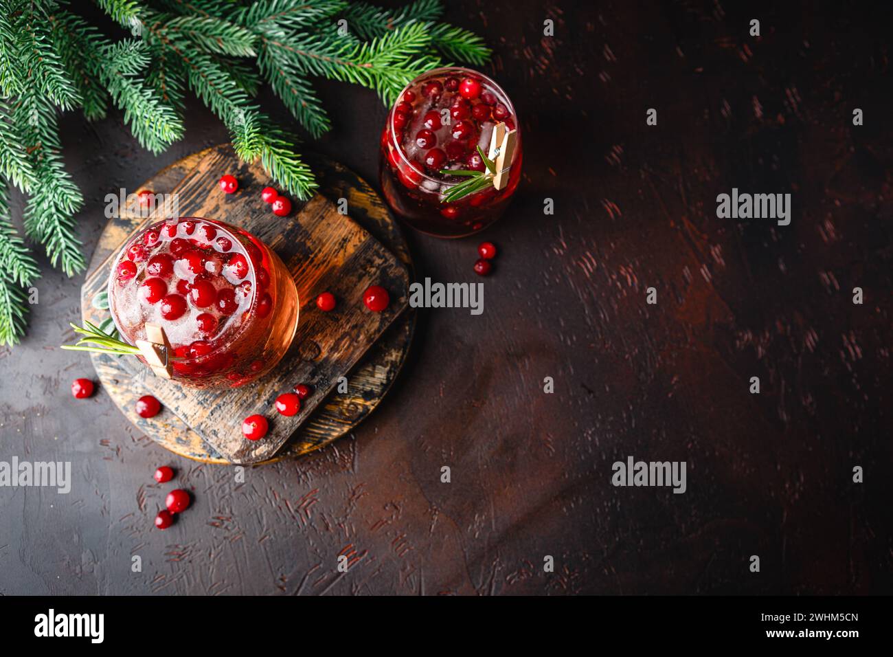 Festlicher Cranberry- und Rosmarin-Cocktail mit Eis, alkoholischer oder alkoholfreier Cocktail Stockfoto