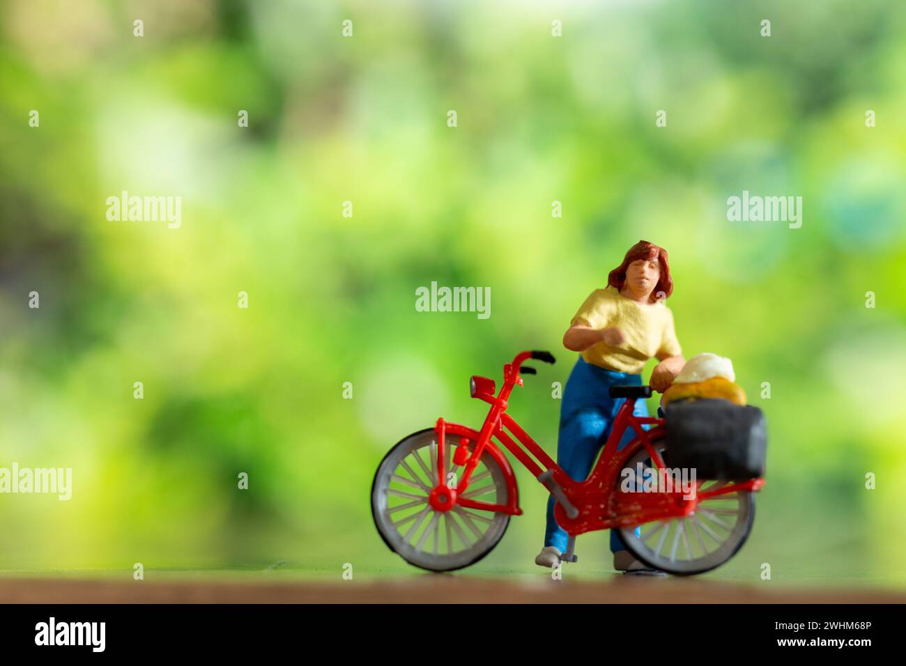 Miniaturmenschen stehen mit dem Fahrrad, World Bike Day Konzept Stockfoto