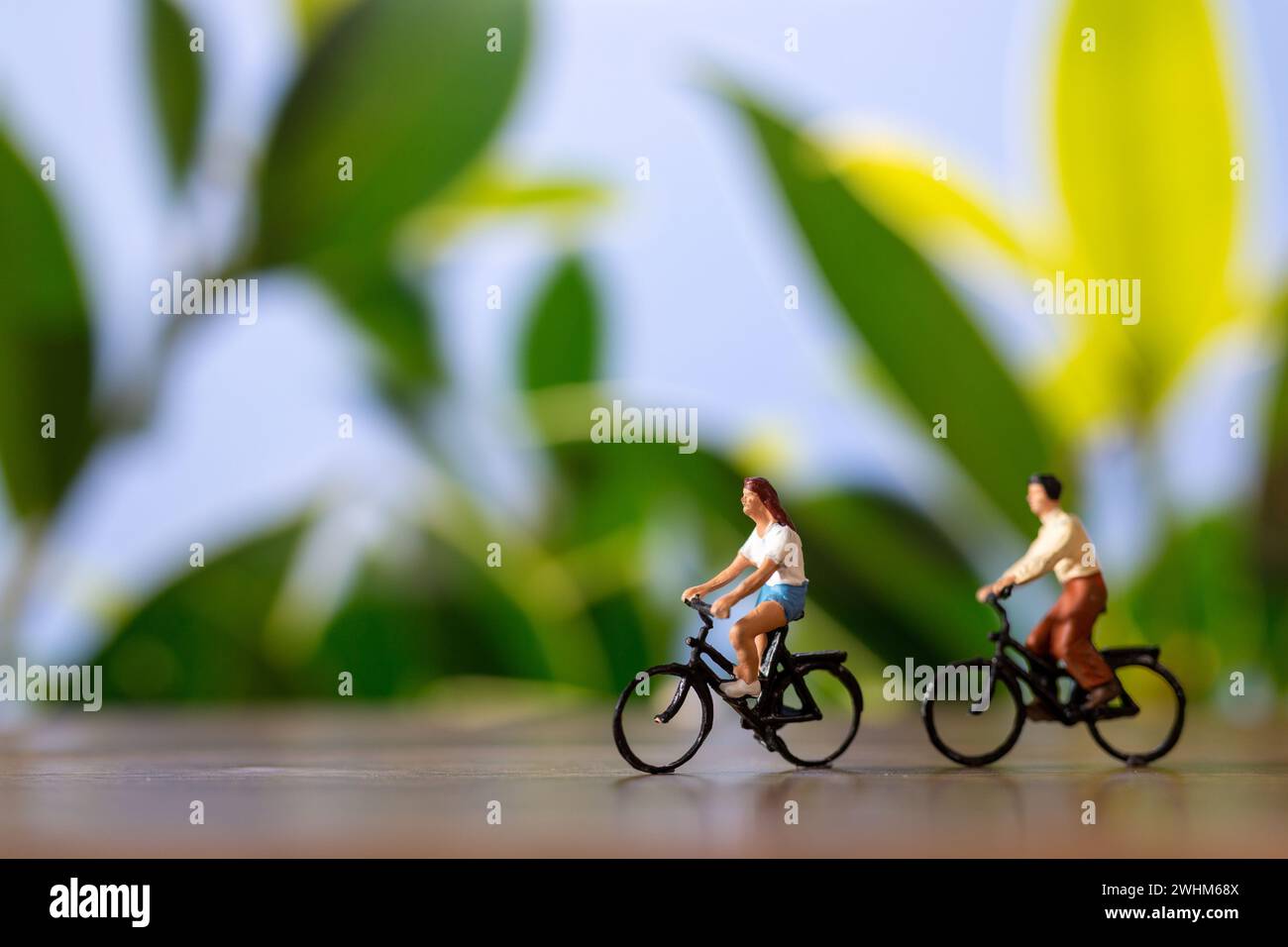 Miniaturmenschen stehen mit dem Fahrrad, World Bike Day Konzept Stockfoto
