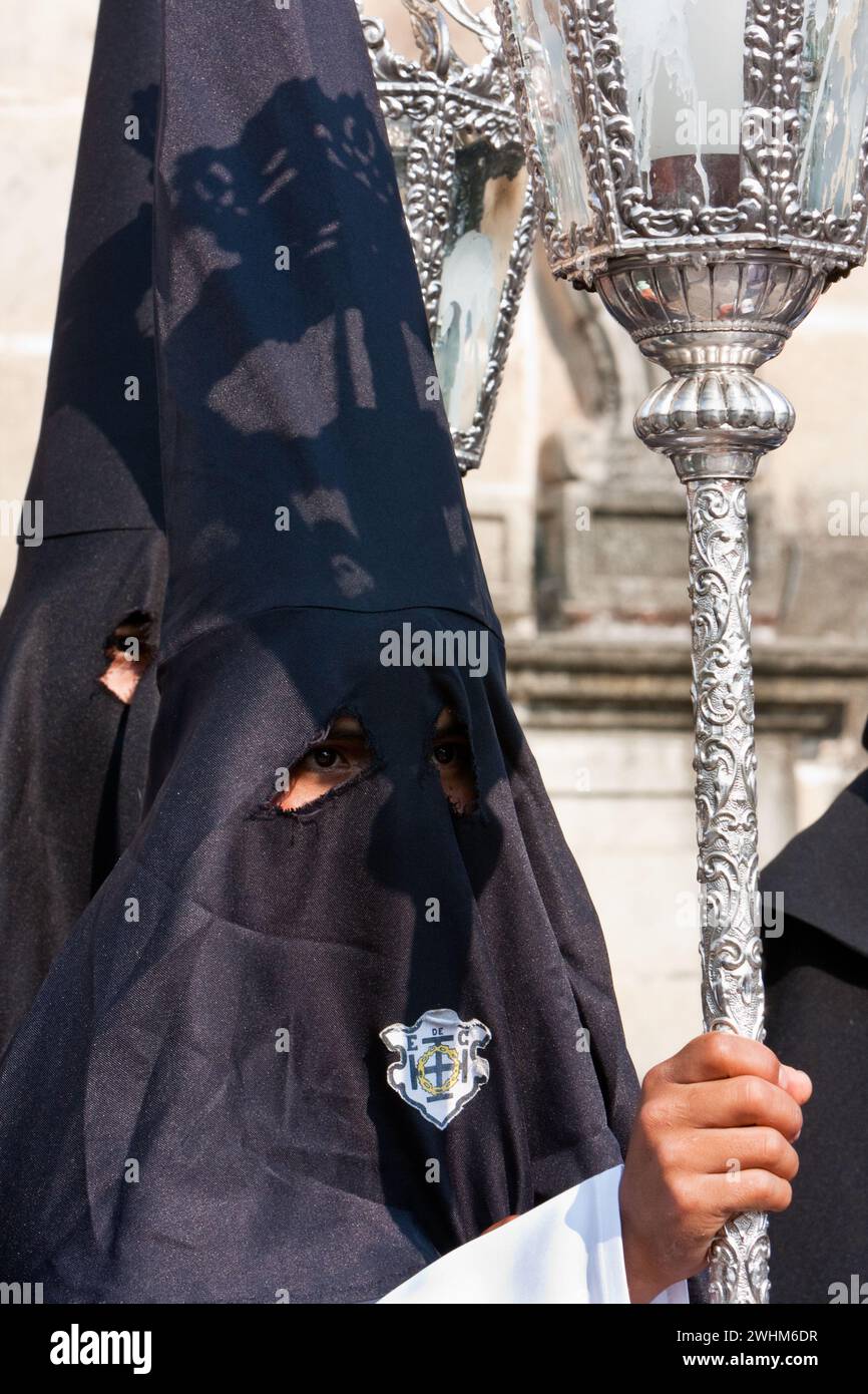 Antigua, Guatemala. Karsamstag, Prozession der Jungfrau der Einsamkeit (Virgen de Soledad), Karwoche, La Semana Santa. Nazarenos tragen Capuchas, Stockfoto