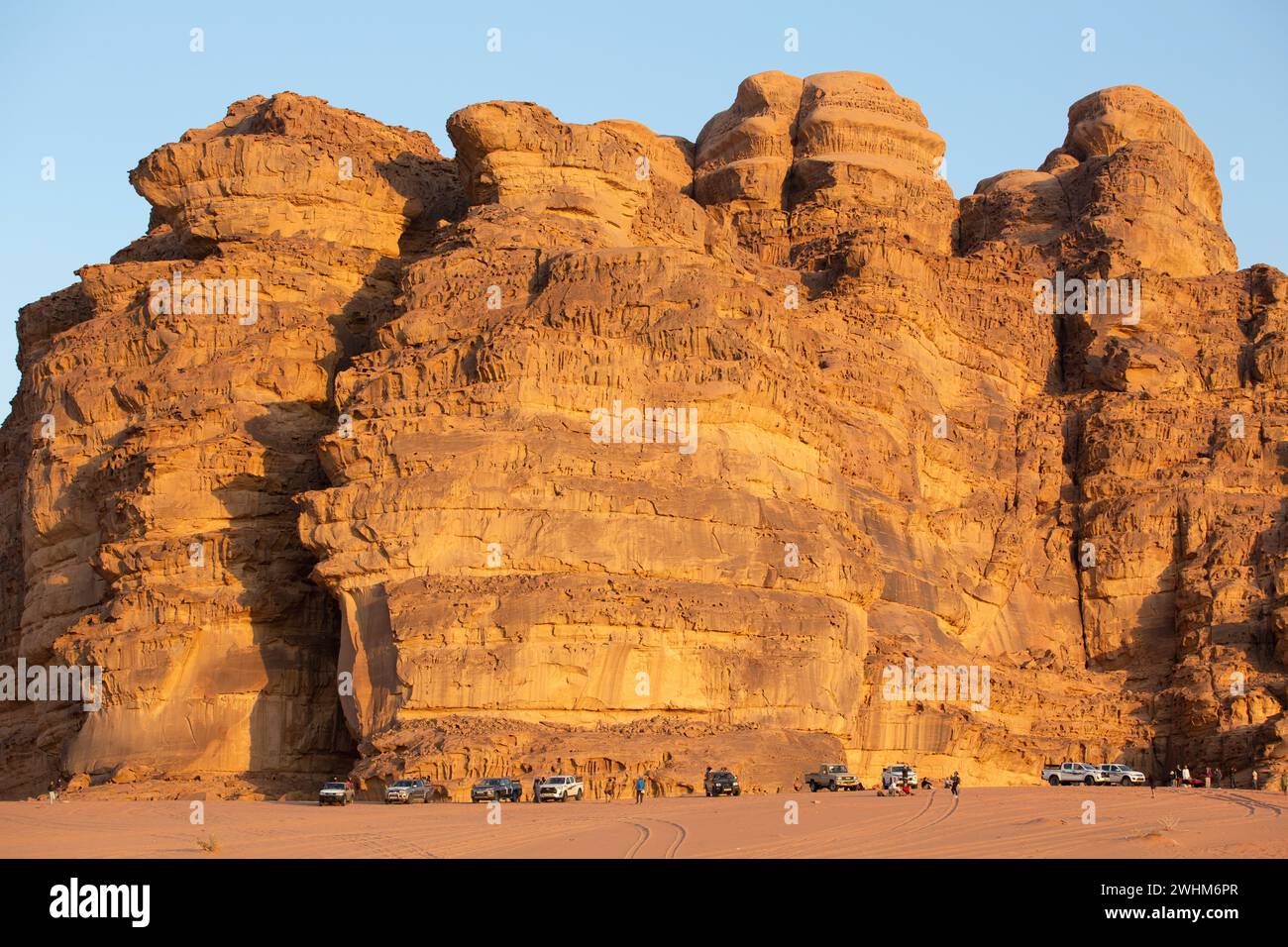 Jordan, Wadi Rum Leute warten auf den Sonnenuntergang Stockfoto