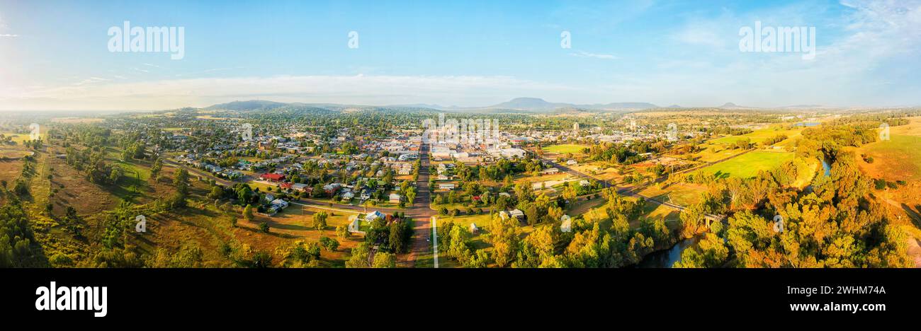 Breites Luftpanorama der ländlichen Stadt Gunnedah im australischen Outback in New England. Stockfoto