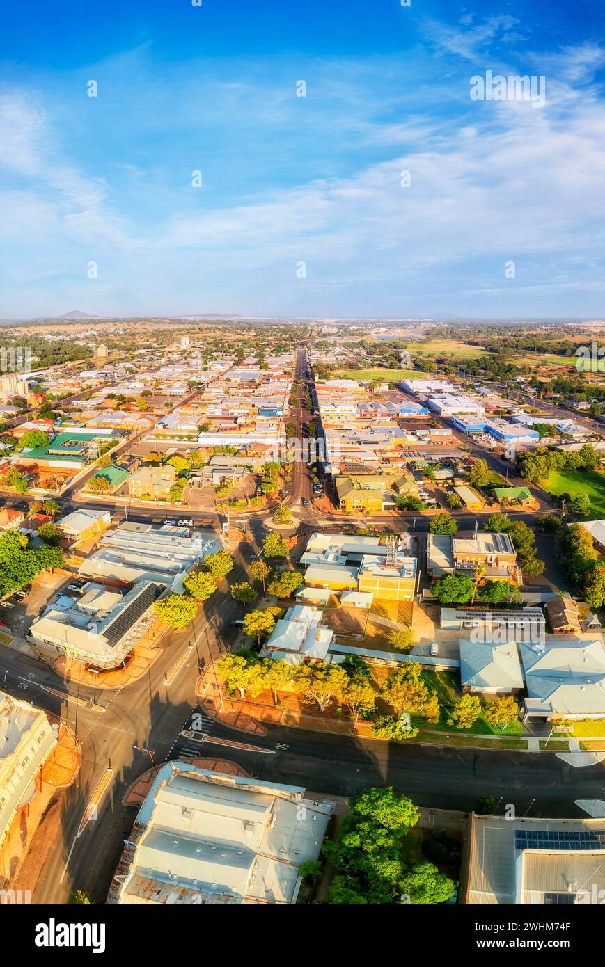 Downtown of Gunnedah ländliche regionale Stadt im australischen Outback von New Engand, NSW - vertikales Luftpanorama. Stockfoto