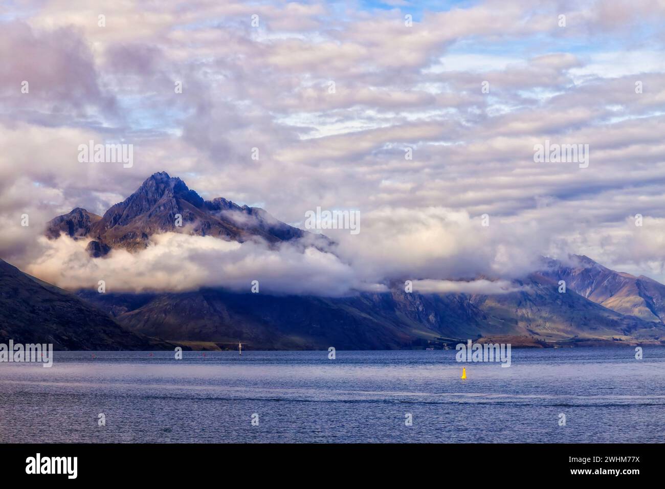 Cecil Peak über dem Wakatipu See in Neuseeland vom Queenstown Bay Beach. Stockfoto