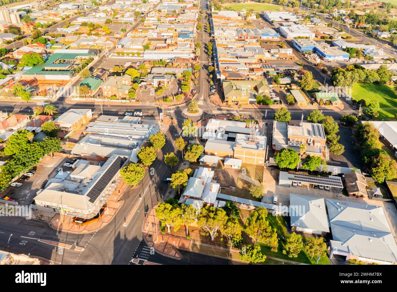 Blick von oben nach unten auf die Innenstadt von Gunnedah - ländliche regionale australische Outback-Stadt. Stockfoto