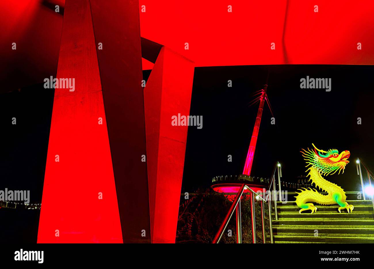 Glasgow, Schottland, Großbritannien. Februar 2024. Konzeptionelles Bild mit den Neujahrsdenkmälern, die rot für das chinesische Neujahr sind, als die schottischen Kanäle die Stockingfield Bridge erleuchteten . Credit Gerard Ferry/Alamy Live News Stockfoto
