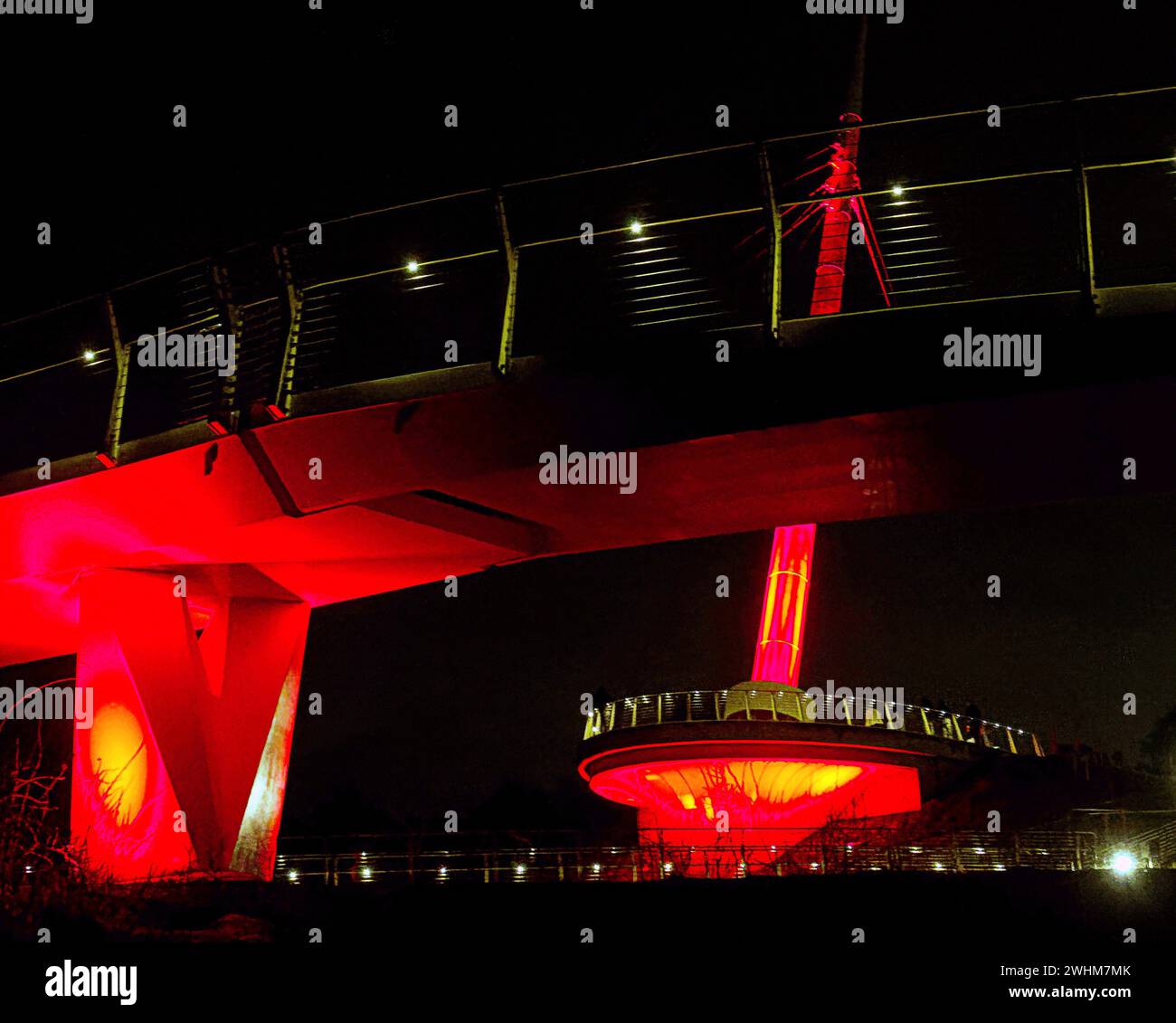 Glasgow, Schottland, Großbritannien. Februar 2024. Rote Denkmäler für das chinesische Neujahr, als schottische Kanäle die Stockingfield Bridge erleuchteten. Credit Gerard Ferry/Alamy Live News Stockfoto