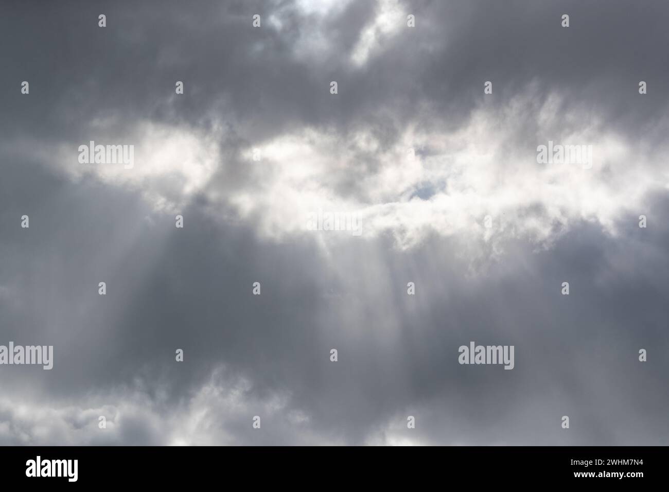 Weißes Sonnenlicht, das durch graue Wolken scheint. Aufgenommen in Schweden, Skandinavien Stockfoto