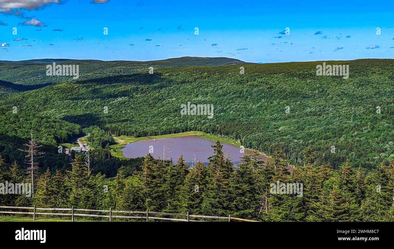 Hohe Aussicht auf einen Mountain Lake mit Blick auf Evergreens und Kiefern Stockfoto