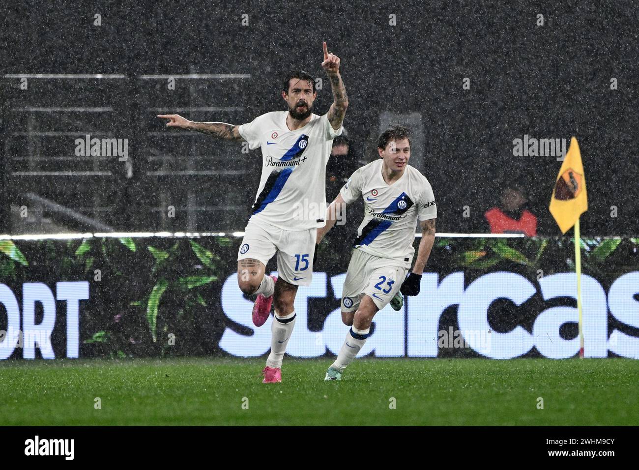 Rom, Italien. Februar 2024. Francesco Acerbi vom FC Internazionale feiert, nachdem er am 10. Februar 2024 im Stadio Olimpico in Rom ein Tor im Spiel der Serie A zwischen AS Roma und FC Internazionale erzielt hat. Quelle: Nicola Ianuale/Alamy Live News Stockfoto