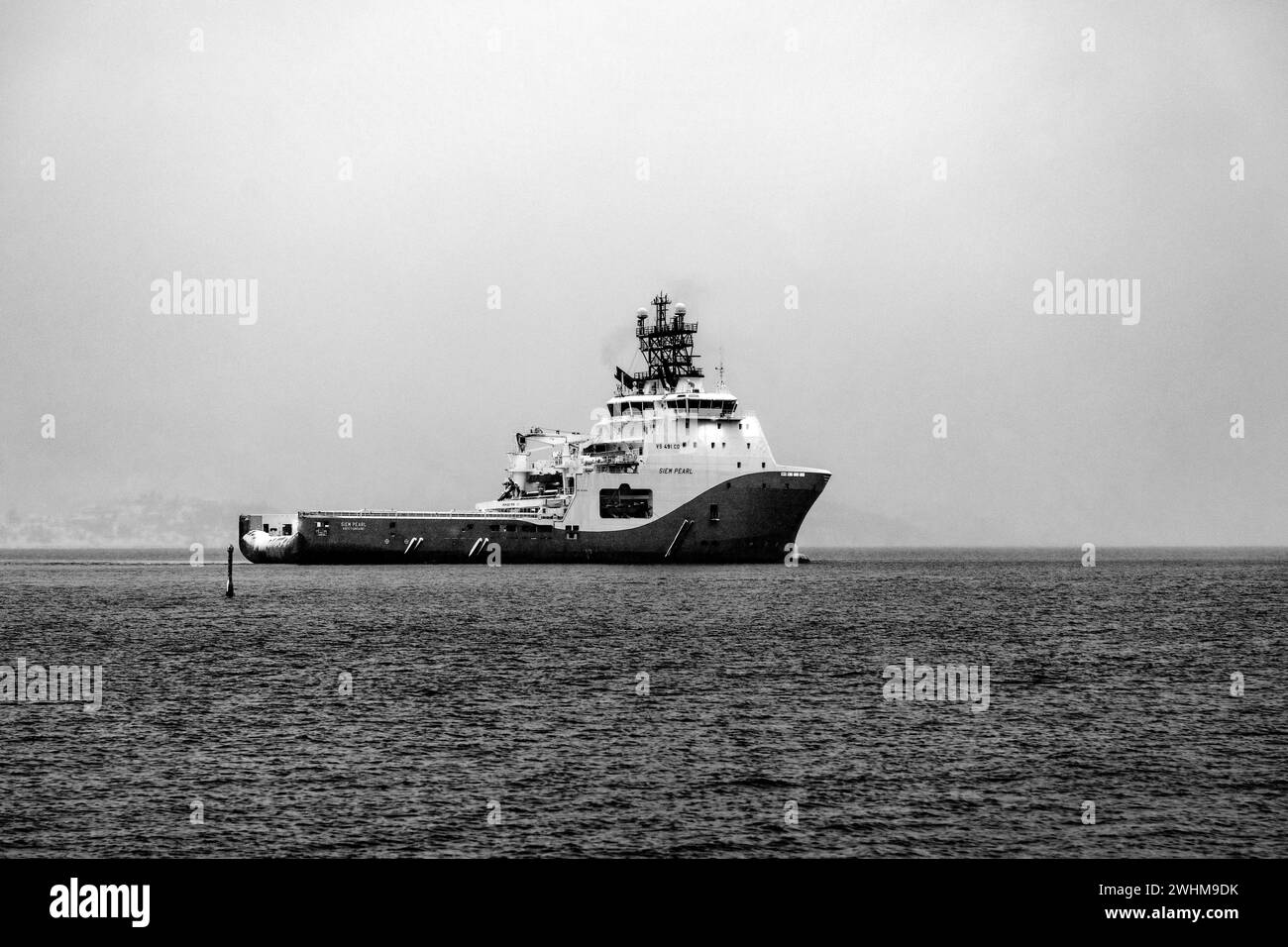 Offshore-AHTS-Ankerschlepper Siem Pearl, das in Byfjorden vor dem Hafen von Bergen, Norwegen, eintrifft. Stockfoto