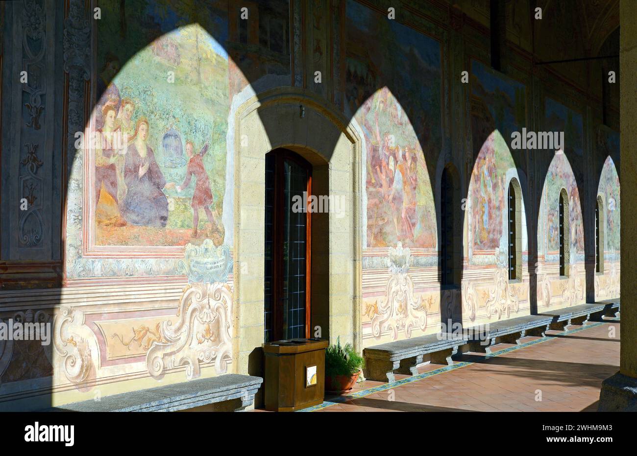 Kreuzgang, Basilica di Santa Chiara, Neapel, Italien Stockfoto