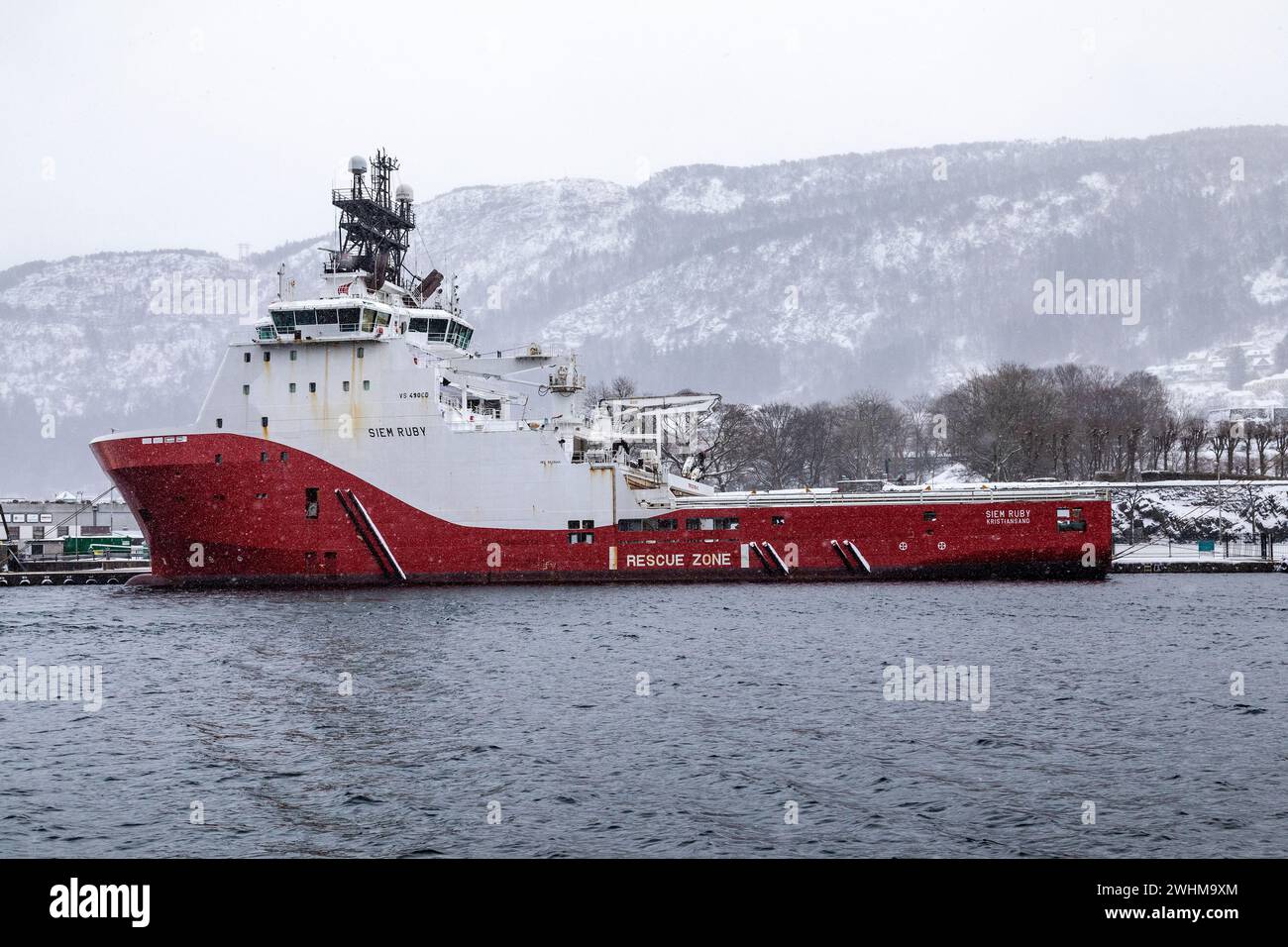 Offshore-AHTS-Ankerschlepper Siem Ruby im Hafen von Bergen, Norwegen. Januar am Skoltegrunnskaien Kai. Stockfoto
