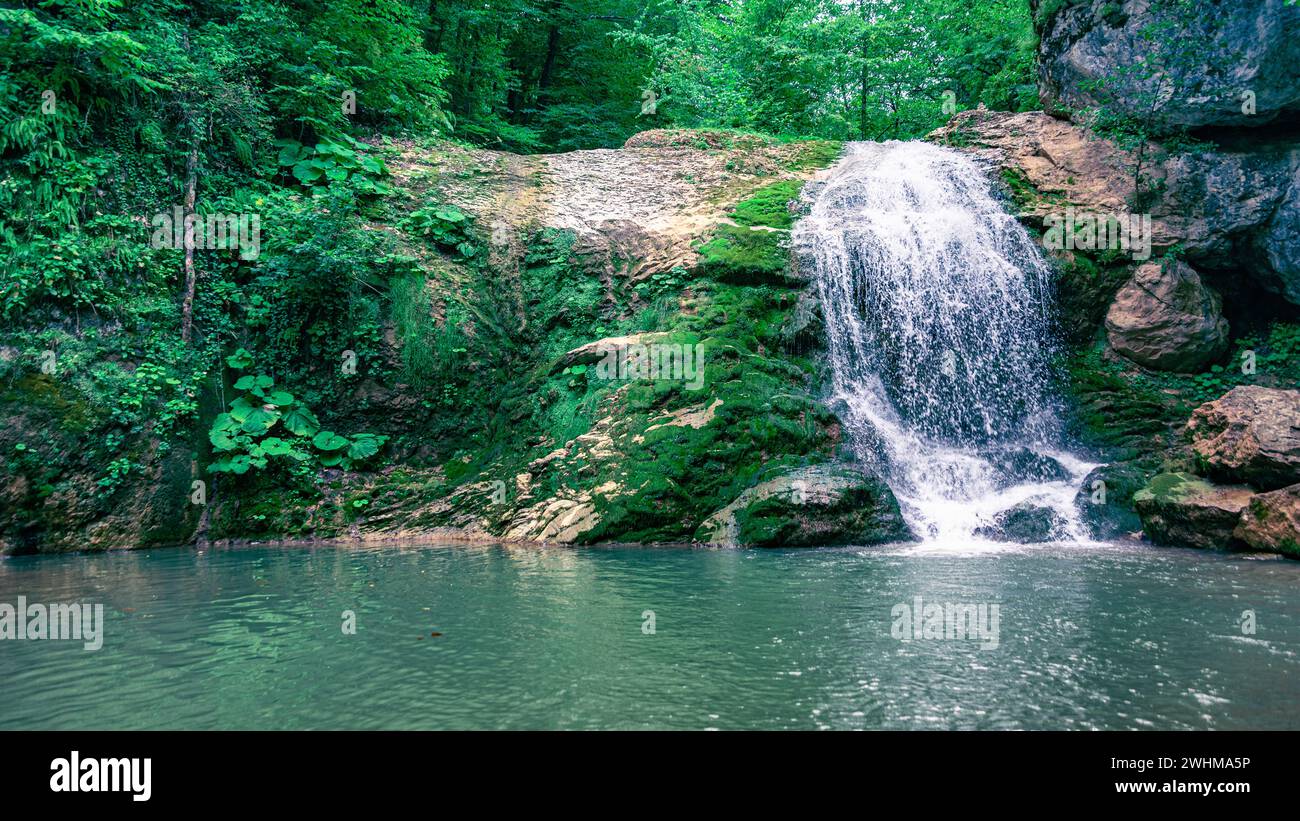 Wasserfall im Dschungel thailands ohne Menschen Stockfoto