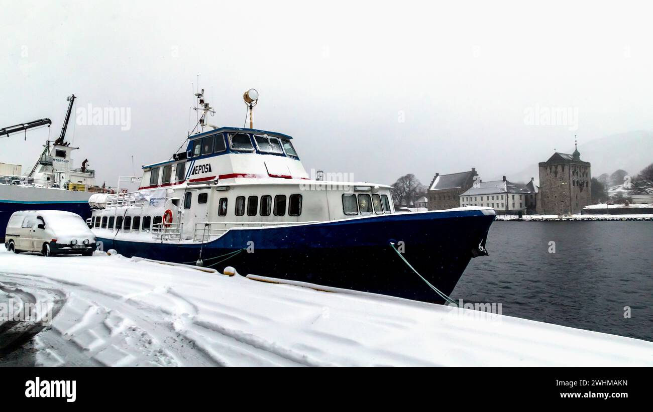 Bücherboot, schwimmende Bibliothek Epos im Hafen von Bergen, Norwegen. Stockfoto