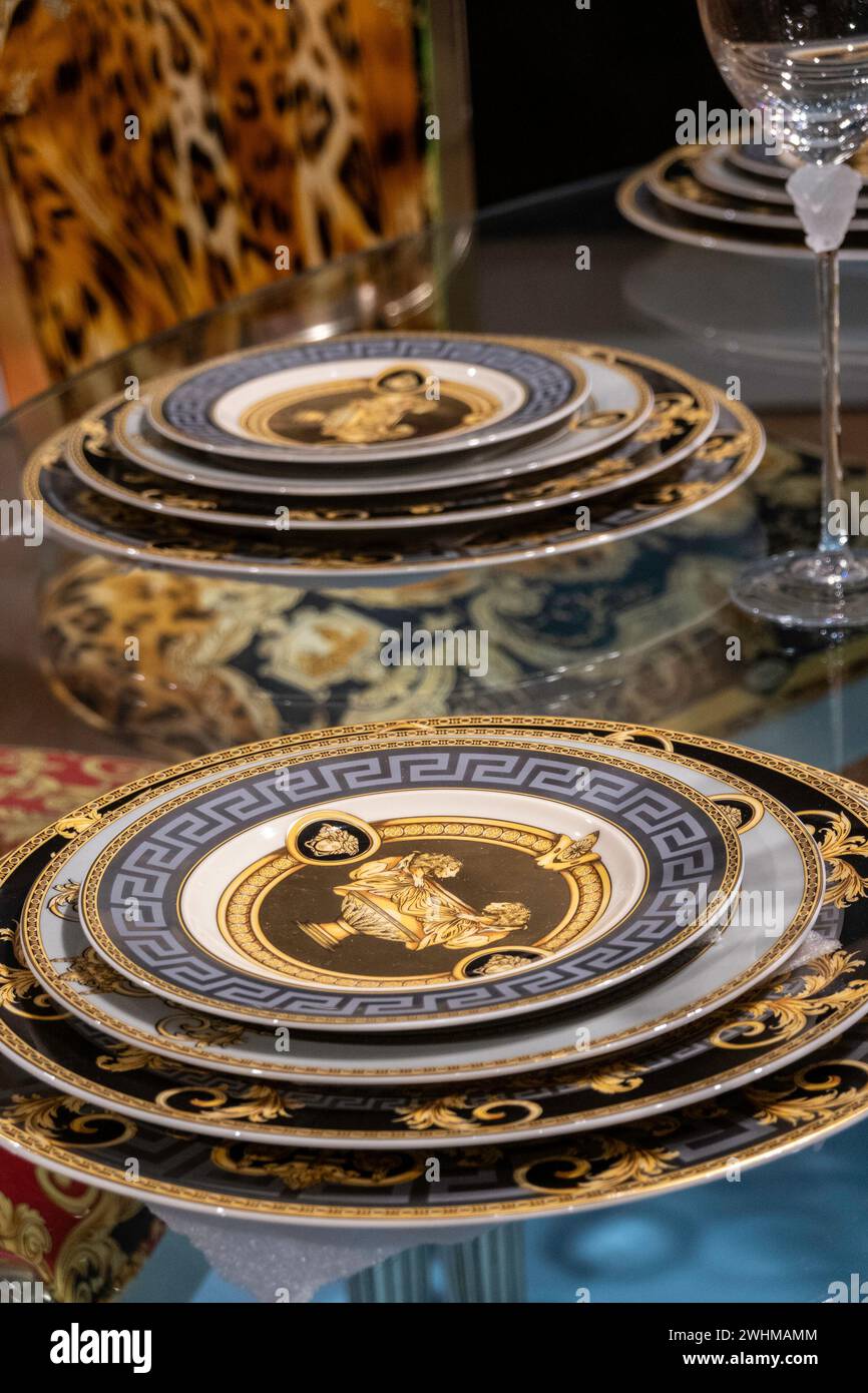 „The Collection of Sir Elton John: Opening Night“ im luxuriösen Auktionshaus von Christie im Rockefeller Center, New York City, USA 2024 Stockfoto