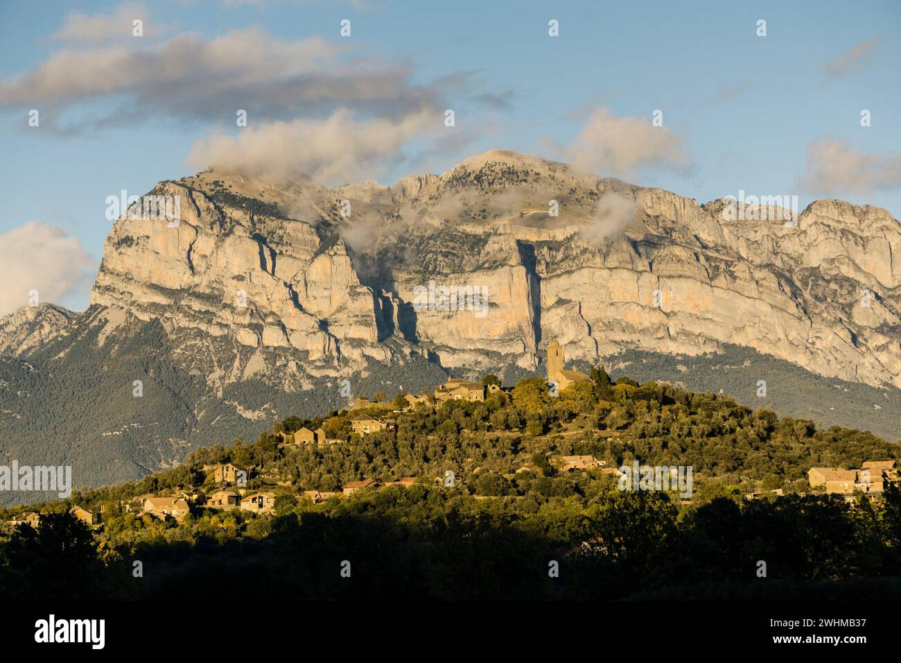 Guaso mit der esa PeÃ±a MontaÃ±im Hintergrund Stockfoto