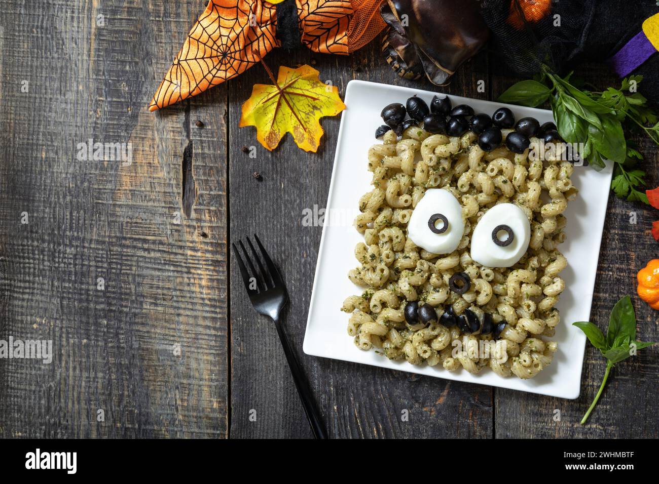 Halloween lustige Idee für Partyessen, Dekoration Feier Kinderparty Essen. Halloween mit Pesto Creative Pasta in Frankenst Stockfoto