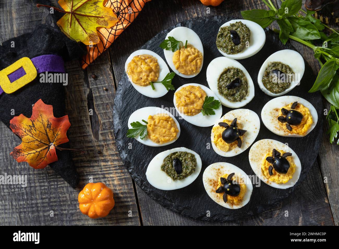 Halloween lustige Idee für Party Food. Halloween kreative Set gefüllte Eier auf einem Holztisch. Draufsicht flach lay Hintergrund. Stockfoto