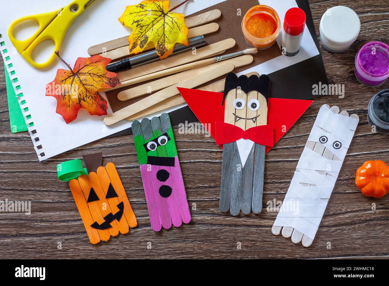 Halloween-Geister, Kürbis, Mumie und Vampir Spielzeug Geschenk Sticks Marionetten auf Holztisch. Handgefertigt. Projekt der Kreativität von Kindern, Stockfoto