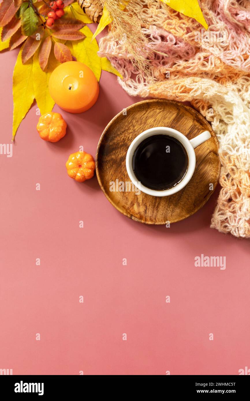 Herbstliches Frühstück. Zusammensetzung Herbstblätter, heiße Tasse Kaffee und warmer Schal. Gemütliches Konzept der Herbstsaison. Blick von oben. Kopieren Stockfoto