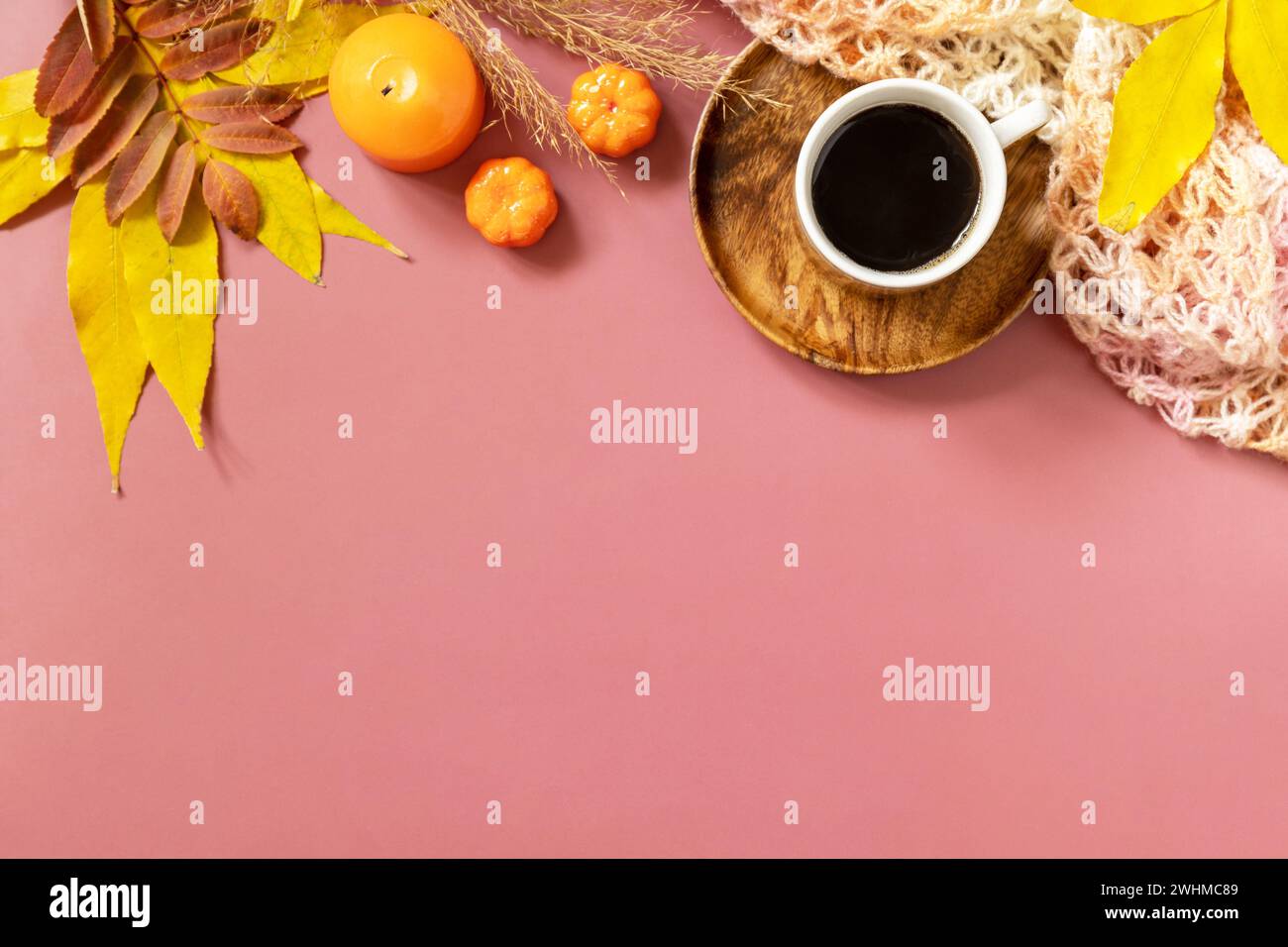 Herbstliches Frühstück. Zusammensetzung Herbstblätter, heiße Tasse Kaffee und warmer Schal. Gemütliches Konzept der Herbstsaison. Blick von oben. Kopieren Stockfoto