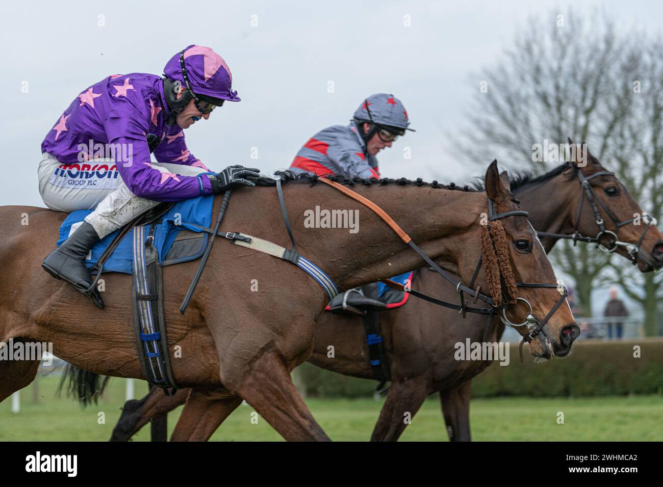 Das zweite Rennen in Wincanton am 2. März 2022 lief über Zäune Stockfoto