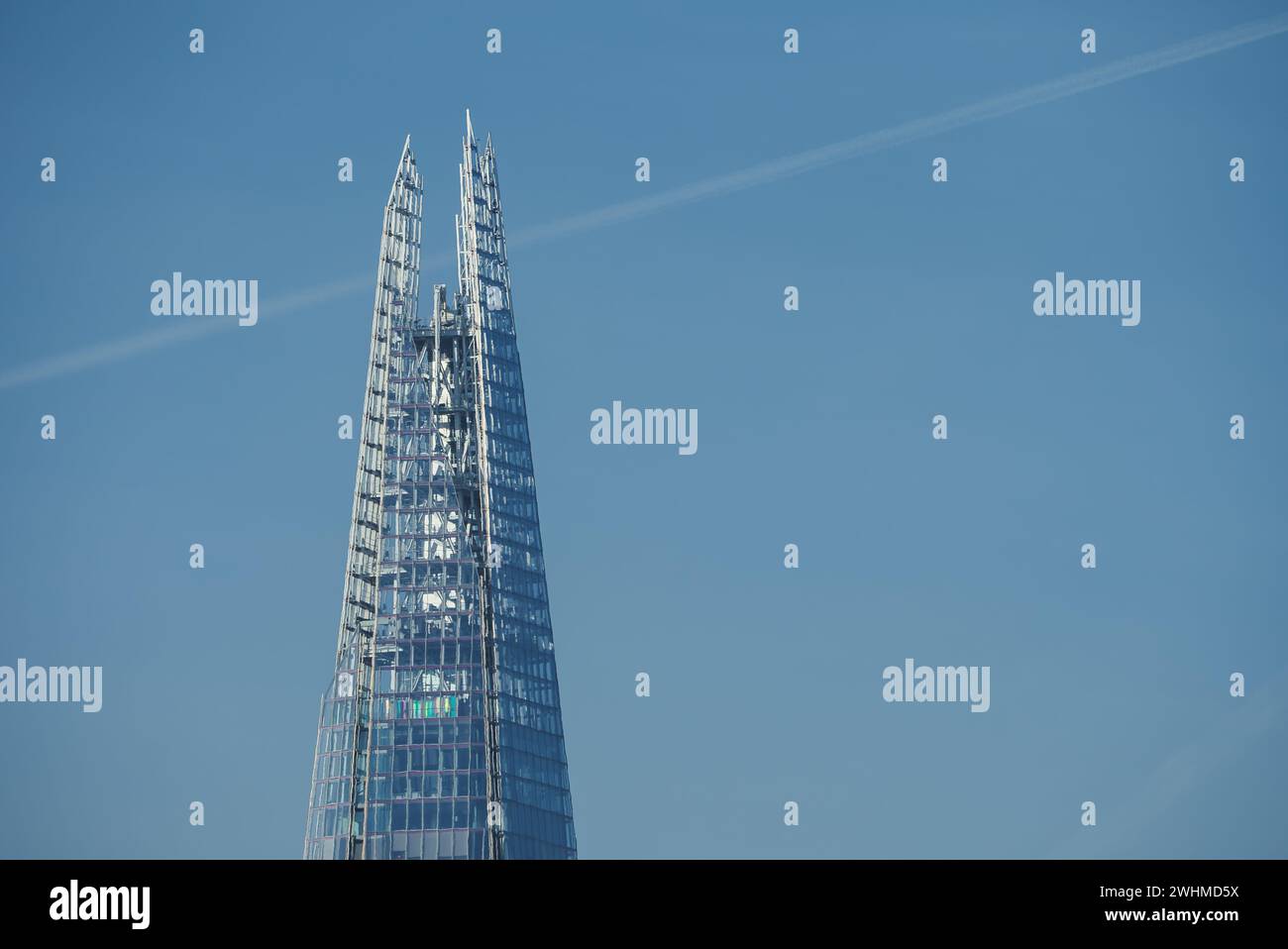 Der Sunlit Shard, der berühmte Wolkenkratzer, steht vor Londons blauem Himmel, Großbritannien. Stockfoto