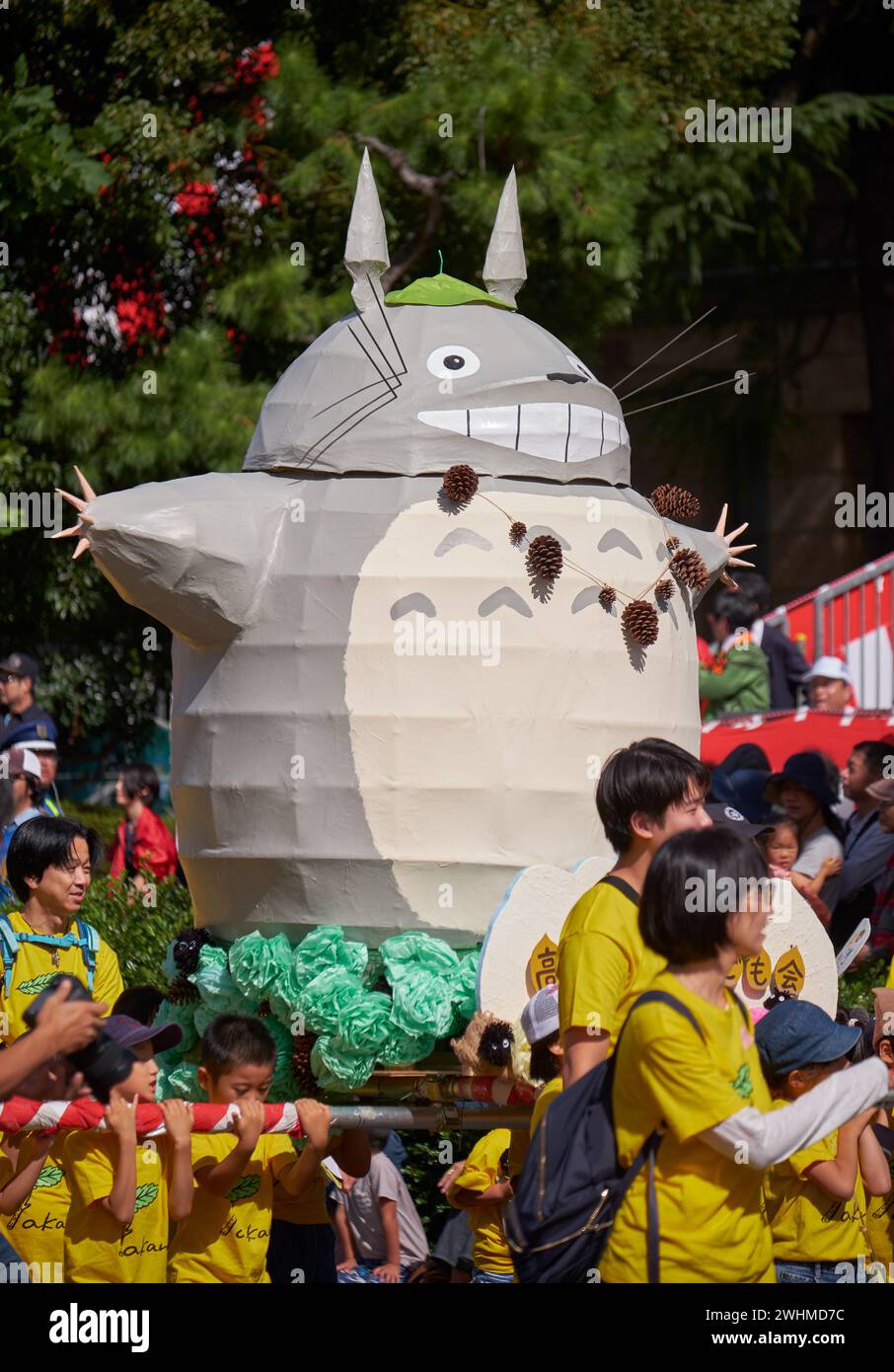 Die Schulkinder ziehen mit den Anime-Figuren um. Nagoya Festival. Japan Stockfoto