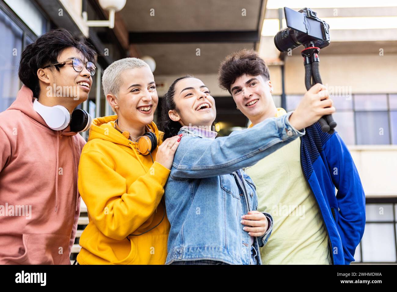Junge Studentenfreunde, die Spaß beim Aufnehmen von Social-Media-Videoinhalten haben Stockfoto