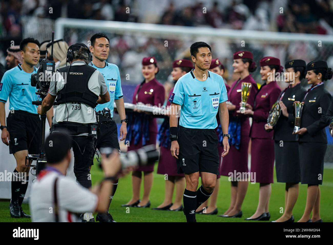 Doha, Katar, 10. Februar 2024, AFC Asian Cup Katar 2023 Finale: Katar 3-1 Jordan, chinesischer Chefschiedsrichter Ma Ning umstritten fordert Elfmeterschießen auf das Spiel, Ma Ning und Schiedsrichter bei der Abschlusszeremonie Stockfoto