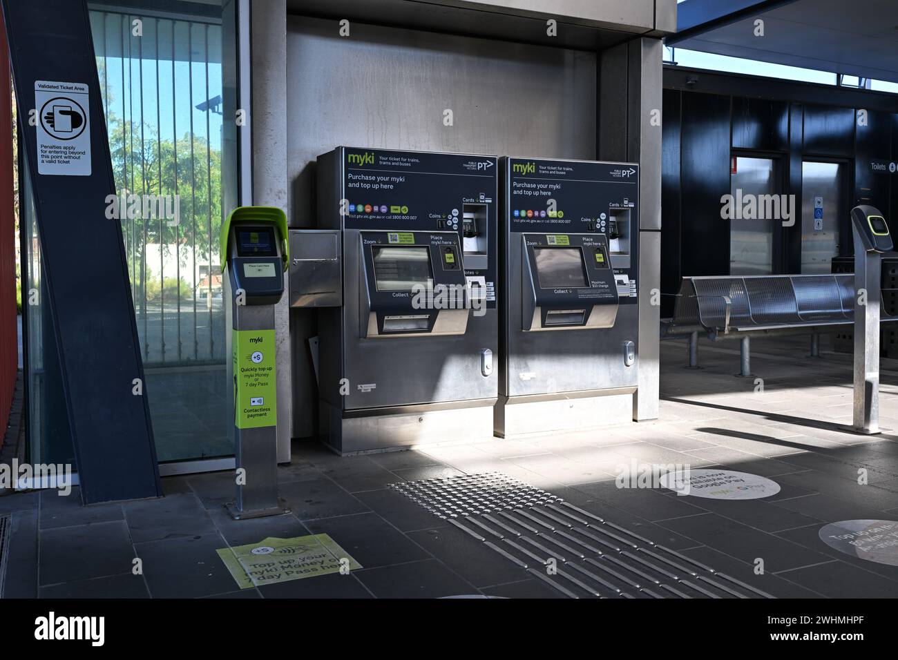 MyKi Ticketautomaten am Eingang zum Bahnhof Ormond, an einem sonnigen Tag Stockfoto