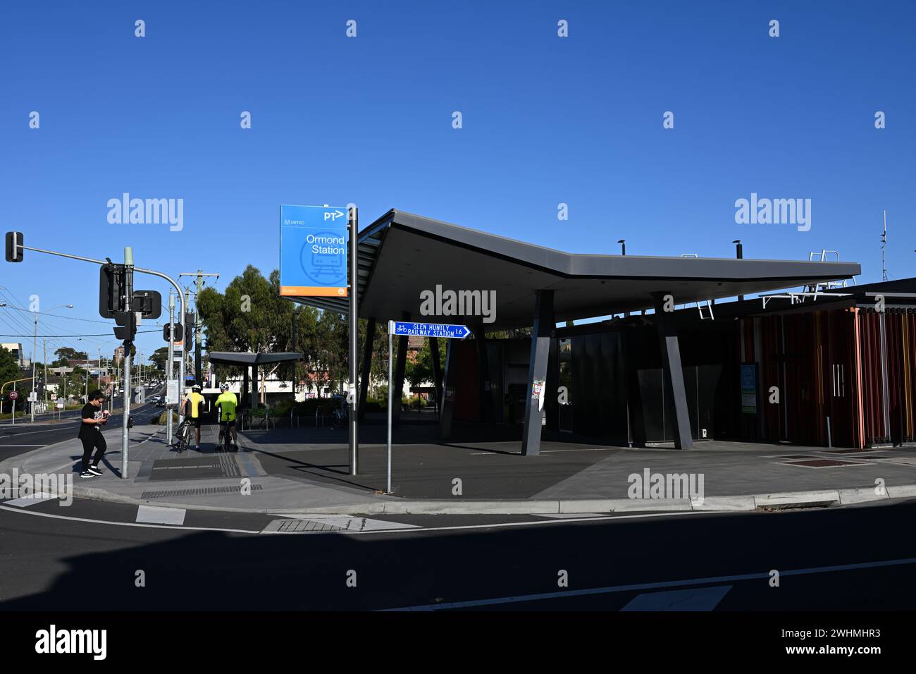 Eingang zum Bahnhof Ormond, der im Rahmen des Projekts zur Entfernung von Bahnübergängen an einem sonnigen Tag umgebaut wurde Stockfoto