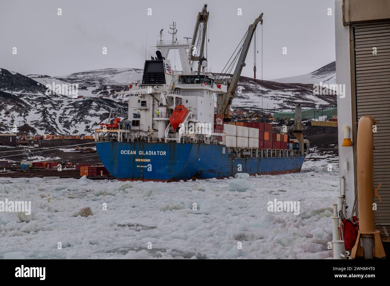 Das Frachtschiff Ocean Gladiator überträgt Fracht zwischen dem Schiff und der McMurdo Station, bevor es vom Coast Guard Cutter Polar Star (WAGB 10) im McMurdo Sound, Antarktis, am 31. Januar 2024 durch den Eiskanal begleitet wird. Jedes Jahr arbeitet ein gemeinsames Team an der erfolgreichen Operation Deep Freeze zusammen. Aktive Mitglieder der U.S. Air Force, Army, Coast Guard und Navy arbeiten zusammen, um eine Joint Task Force-Support Forces Antarctica zu gründen, die die Tradition der US-Militärunterstützung für das United States Antarctic Program fortsetzt. (USA Stockfoto Das Frachtschiff Ocean Gladiator überträgt Fracht zwischen dem Schiff und der McMurdo Station, bevor es vom Coast Guard Cutter Polar Star (WAGB 10) im McMurdo Sound, Antarktis, am 31. Januar 2024 durch den Eiskanal begleitet wird. Jedes Jahr arbeitet ein gemeinsames Team an der erfolgreichen Operation Deep Freeze zusammen. Aktive Mitglieder der U.S. Air Force, Army, Coast Guard und Navy arbeiten zusammen, um eine Joint Task Force-Support Forces Antarctica zu gründen, die die Tradition der US-Militärunterstützung für das United States Antarctic Program fortsetzt. (USA Stockfoto