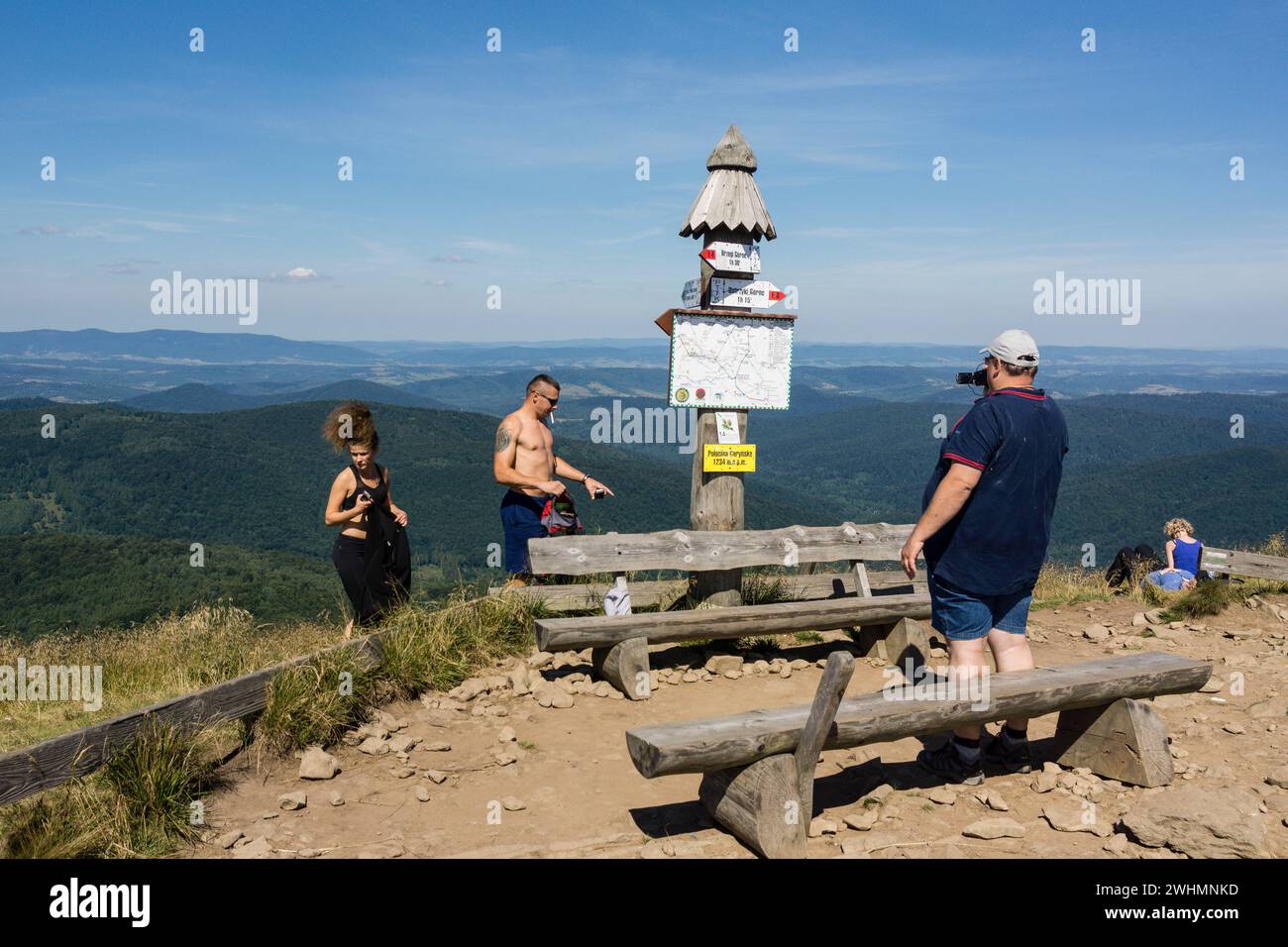 Senderistas en la cresta de polonina Carynska Stockfoto