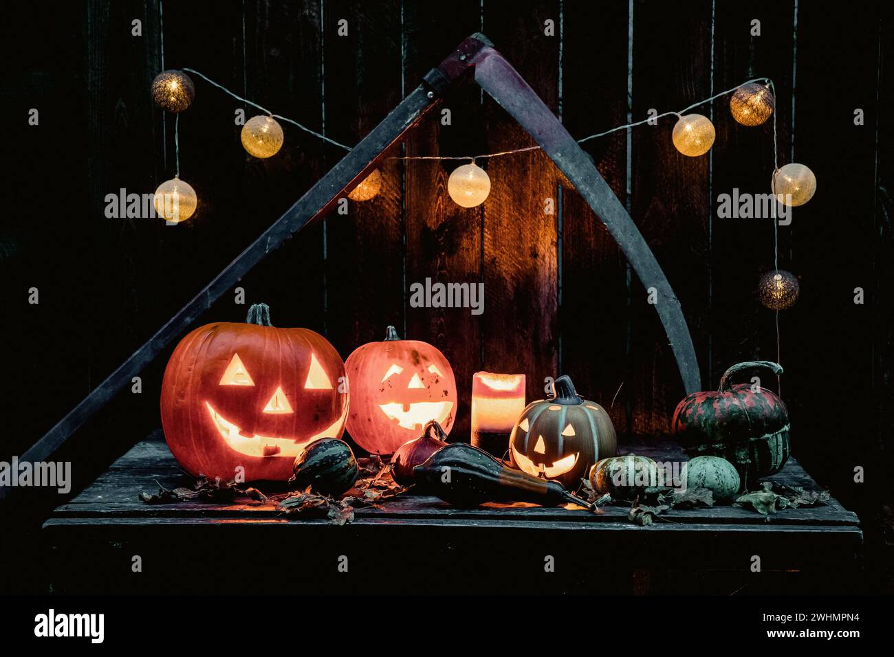 Halloween - Jack O' Lanterns - Kerzen und Fadenlichter Auf Holztisch Stockfoto